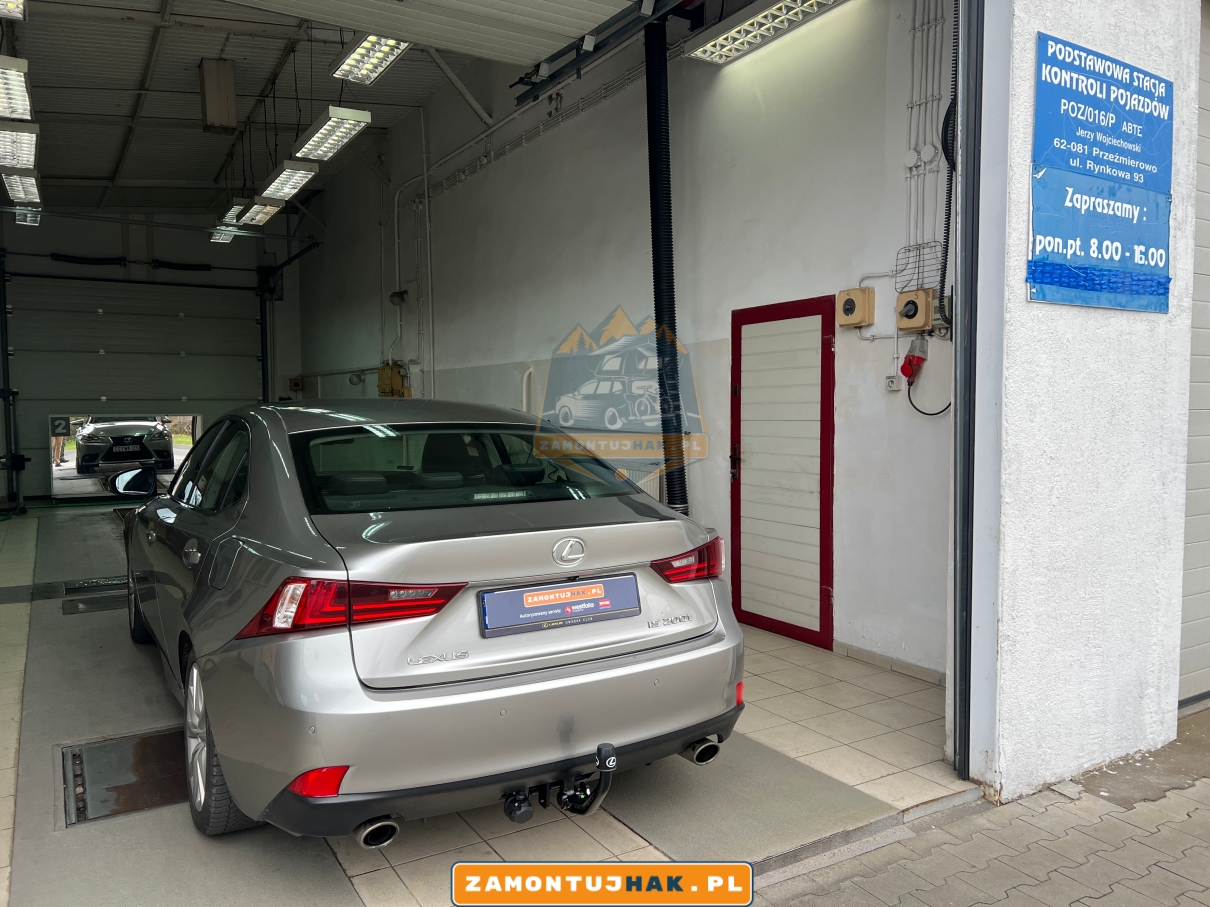 zdjecie samochodu na badanie techniczne doposazenie pojazdu lexus is w hak holowniczy na stacji diagnostycznej 